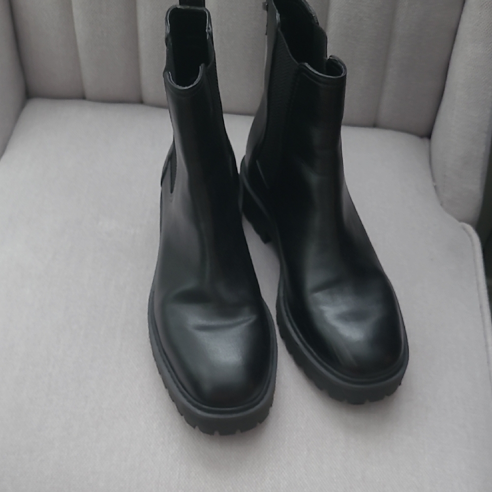 Kenneth Cole Black Ankle Booties Size 7 Like New